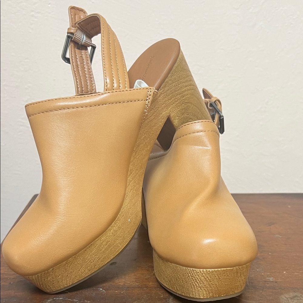 Universal Thread Tan Platform clogs